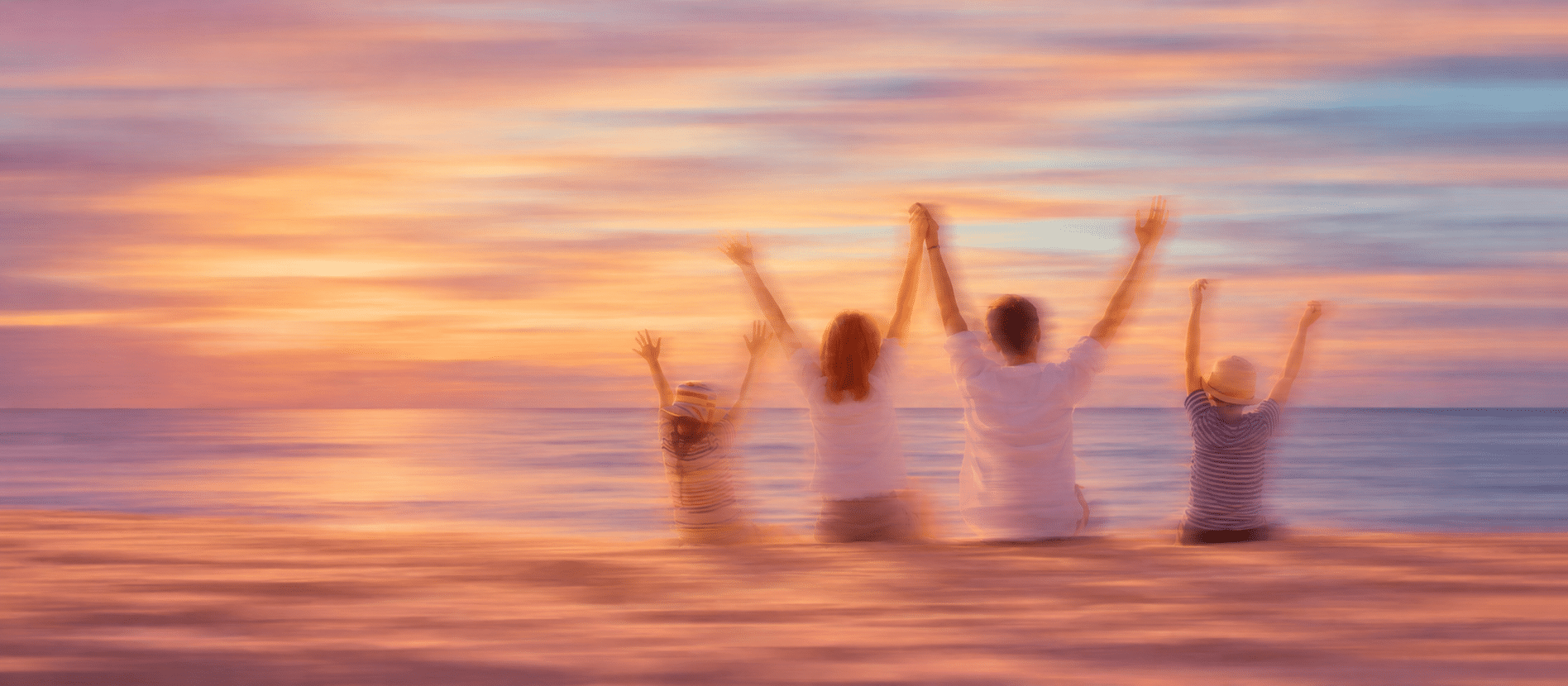 4 personnes heureuse sur la plage — © Andromédias 2026