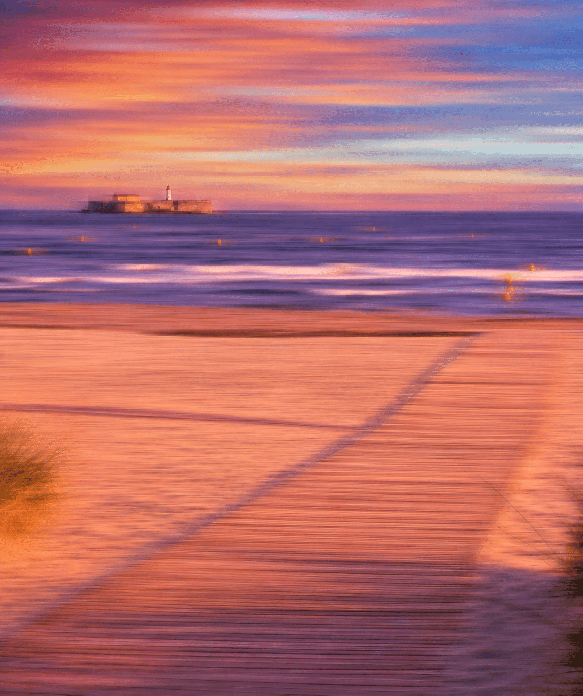 La plage du Cap-d'Agde avec le fort Brescou en arrière-plan — © Andromédias 2026